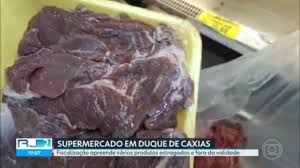 Operação da Delegacia do Consumidor apreende carnes e outros produtos  estragados em supermercado de Duque de Caxias, no RJ