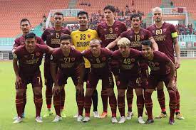 Psm makassar away juga kami sediakan dengan warna utama putih berhiaskan warna emas yang meliputi warna nomor punggung, strip lengan dan garis kecil pada bagian kaos kaki. Kaya Fc Hanya Mampu Main Imbang Kontra 10 Pemain Psm Makassar Vivagoal Com