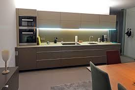 Vollflachige Led Beleuchtung Auch Unter Den Hangeschranken Von Glascouture By Schenk Glasdesign Minimalistisch Glas Homify
