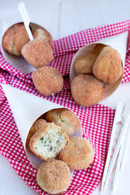 Iniziare la preparazione delle polpette ammorbidendo, con il latte, il pane privato della crosta e tagliato a pezzetti, oppure il pancarrè. Polpette Di Pollo Avanzato 1 Modo Semplice Per Riutilizzarlo