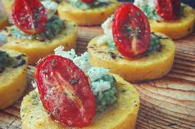 Qui di seguito i nostri suggerimenti per portarlo in tavola. Tartine Di Polenta Speziata Con Pesto Di Basilico Caprino E Pomodorino Confit Il Gusto Di Andre