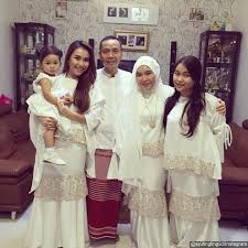 Kalau belum, nih contek baju lebaran keluarga seleb yang hits abis ini. 55 Model Baju Lebaran Untuk Keluarga Artis Terbaru 2021 100