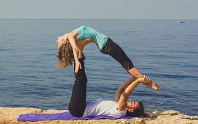 Sie wollen sich beim workout leicht und unbeschwert fühlen und gleichzeitig den ganzen körper trainieren? Akroyoga Yoga Und Akrobatik Bringt Mehr Lebensenergie Selbstbewusstsein
