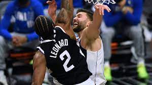 Kawhi leonard is one of the best players in the nba and also happens to have some of the biggest hands in the nba. Mavericks Maxi Kleber Thought Clippers Post Dunk Staredown Should Ve Been A Technical Foul Sporting News
