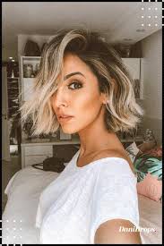 Chanel Blonde con Black Mechas: Un estilo moderno que conquistó las  pantallas de cine