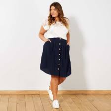 Fan de cette jupe plissée aux bandes étoilées qui tourne, qui tourne ! Quelle Forme De Jupe Choisir Quand On Est Ronde