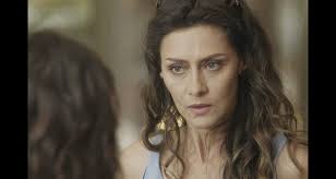 Foto: Joyce (Maria Fernanda Cândido) se revolta com as provocações de Irene  (Débora Falabella) e decide prestar queixa na polícia, na novela 'A Força  do Querer'