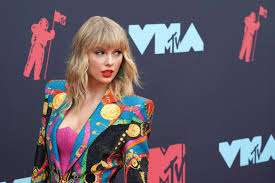 أسرار الجمال شفاه تايلور سويفت الحمراء المثاليّة