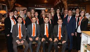 Euro zu den großen genossenschaftsbanken und attraktivsten arbeitgebern der region. Start Ins Berufsleben Vr Bank Main Kinzig Budingen Feiert Ausbildungsabschluss Erlensee Aktuell