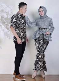 Contoh baju kebaya modern couple untuk tunangan brokat kombinasi batik selain acara pernikahan bagi anda yang akan menggelar acara pertunangan bersama dengan pasangan. 20 Inspirasi Baju Couple Muslim Yang Serasi Abis Hai Gadis