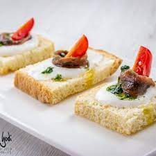 Crostini Con Burrata E Alici Mangia Bevi Godi Blog Di Cucina E Ricette Ricetta Ricette Idee Alimentari Stuzzichini Per Festa