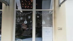 Ganz besonders hübsch werden hier teelichter und lampen, man braucht nur ein wenig geschick und eine gute portion kreativität, um die schönsten sachen zu erschaffen. Fenster Bemalen Gemutliche Weihnachten Saisonale Dekoration Weihnachten