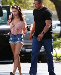 Pin By Betul Kartal On Perfectlena Selena Gomez Bangs Selena Gomez Star Fashion