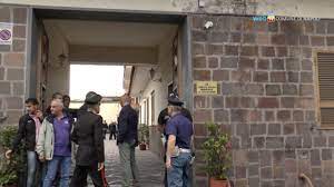 Lotto 2 comune di napoli, via cupa vicinale dell'arco con accesso da una traversa privata distinta con il numero civico 72, piena ed esclusiva proprietà di un appartamento sito al primo piano della scala a, composto di quattro camere e vari ambienti accessori (cucina, bagno padronale, due bagni. A Secondigliano I Nuovi Uffici Della Municipale In Un Bene Confiscato Youtube