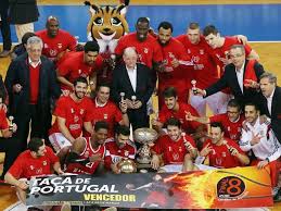 8 Fotos Basquetebol Benfica Ganha Taca De Portugal Maisfutebol Iol Pt Paixao Pura Basquetebol Futebol Online Videos De Futebol