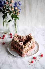 Einen boden mit der füllung bedecken. Weisser Schoko Kuchen Mit Himbeer Ganache Fullung Marion S Kaffeeklatsch