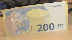Mais ses microbilles suffiront certainement à votre bonheur ! De Nouveaux Billets De 100 Et 200 Euros Mis En Circulation Reunion La 1er