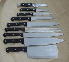 This tutorial will cover the correct way to hold a chef's knife as well as how to grip the food with your other hand to avoid cutting yourself. Culinary Arts Knives Wikibooks Open Books For An Open World