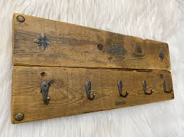 A rustic key holder from the log furniture store comes in a variety of three or seven hook with a selection of country, western and wildlife designs. Rustic Key Holder Novocom Top