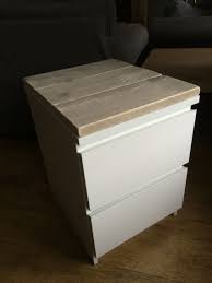 ikea hack nachtkastje malm bekleed met steigerhout door er platen op maat met montagekit op te lijmen malm ikea ikea ideeen