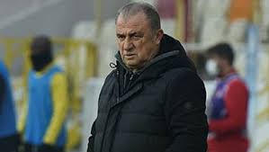 Galatasaraylı oyuncuların yenilen ikinci golden sonra yaşadığı şaşkınlık suratlarından okunuyor. Cq9xozhoru6ejm