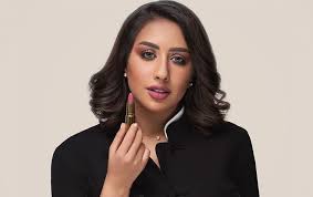 علقت الفنانة الكويتية فرح الهادي على اتهامها بالتورط في قضية غسيل الأموال التي تتصدر الرأي العام في الكويت خلال اليومين الماضيين. Ù…Ù† Ø­Ø¬Ø±Ù‡Ø§ Ø§Ù„Ù…Ù†Ø²Ù„ÙŠ ÙØ±Ø­ Ø§Ù„Ù‡Ø§Ø¯ÙŠ ØªØ¹ÙŠØ¯ Ø§Ø¨ØªÙƒØ§Ø± Ù…ÙƒÙŠØ§Ø¬ Ù„ÙŠØ¯ÙŠ ØºØ§ØºØ§ Gheir