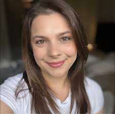 Okayyyyy! Who's read this series?! My bestie finally convinced me 🤪