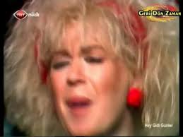 Bu şarkı başrollerini hülya koçyiğit ve tarık akan'ın paylaştıkları yeryüzü. Zerrin Ozer Son Defa 1980 Dailymotion Video