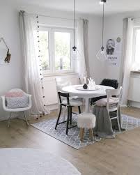 Verschiedene Stuhle Mit Skandinavischen Design Ein Wunderschoner Weisser Tisch Mit Deko Accessoires Geschmuckt Skandinavisches Design Esszimmer Mobel Haus Deko