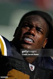 Ben Utecht of the Cincinnati Bengals catches a pass as Abram elam of...  News Photo