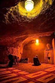 هذا المكان يقع أسفل قبة الصخرة في القدس ويسمى مغارة الأرواح هنا صلى النبي ﷺركعتين ثم عرج إلى السماوات العلا في رحلة الإسراء والم painting nature landmarks