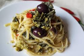 Linguine Con Broccoli Olive Nere E Peperoncino Calabrese Ricetta Ricette Linguine Idee Alimentari