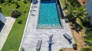 La Sobriete Et L Elegance D Une Plage De Piscine En Carrelage Aspect Bois Woodstock Grey Grip Vente De Carrelage Et Margelles De Piscine A La Seyne Sur Mer Caro Styl