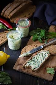 Beurre Aux Herbes Citron Et Piment Doux Beurre Aliments Sales Et Piment Doux