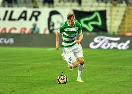 21 yaşındaki futbolcu maç başına 2,1 ve yüzde 54 ortalama ile başarılı top sürmede zirvede yer aldı. Transfer Merkezi Na Twitteru Ozel Galatasaray Bursaspor Un 1999 Dogumlu Sag Kanat Sag Bek Oyuncusu Burak Kapacak Icin Resmi Teklif Yapti