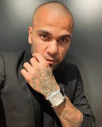 Jogador Daniel Alves é acusado por compositores de violar direitos autorais 