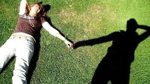 26 صورة مبدعة باستخدام الظلال فن صورة 9 Illusion Photography Perspective Photography Creative Photography