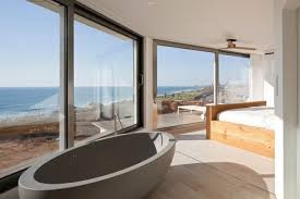 Bodenebene Badewanne Aus Beton Direkt Am Fenster Im Schlafzimmer Platziert Tolle Badezimmer Offene Bader Offenes Badezimmer