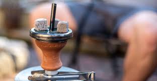 Gerade bei dieser spezifischen frage herrscht die meiste unklarheit, weitläufig verbreitet ist die meinung, das shisha rauchen schon ab 16 oder gar ab 14 jahren legal ist. Shisha Kratzt Was Tun Die Losung Shisha Experte
