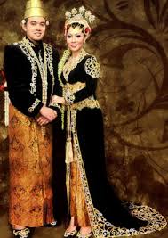 Pakaian tradisional dari jawa timur memiliki ciri khas pakaian yang indah dan elok untuk dilihat. Model Pakaian Pengantin Adat Jawa Dan Sunda Fashion Tren