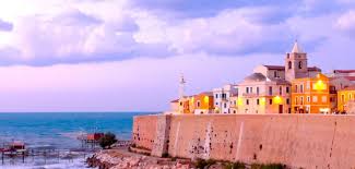 Ingresso su zona giorno con cucina a vista, due bagni e due camere, entrambe con ampio ripostiglio ricavato nella parte più bassa del soffitto. Termoli Italy Magazine
