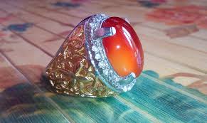 Penampilan batu cempaka madu sangat cantik dan memikat, dengan warna kuning kemerahan. Manisnya Batu Akik Cempaka Madu Batu Akik Cincin