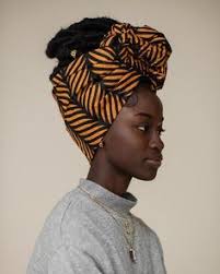 Pour un look décontracté, vous pouvez porter un bandana autour de la jambe, près de la cheville ou vers le pied. 350 Idees De Foulards En 2021 Foulard Cheveux Coiffure Avec Foulard Cheveux