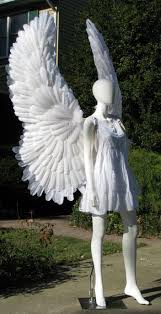 Huge White Upraised Angel Costume Wings Have Wire Through The Backstrap Into Each Wing Allowing Them To Be Positionable As Seen In This Engel Flugel Kostum Engel Und Cosplay Flugel