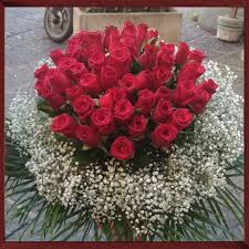 Fascio Di Rose Rosse Consegna A Domicilio Con Una Semplice Telefonata 0815511767 Www Chioscodeifiori Com Rose Rosse Rose Rosso
