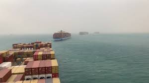 Op satellietbeelden is te zien dat het schip al een stuk is gedraaid, en dat de twee slepers zich nu aan de zuidkant van de ever given positioneren. 4lwy04u5v9bp7m