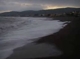 Από τις καλύτερες προτάσεις για όσους κάνουν κάμπινγκ με τα πιτσιρίκια. Kymata Sthn Paralia Agias Annas Sthn Boreia Eyboia Youtube