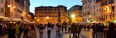 Campo de flores) es uno de los sitios más animados de la ciudad de roma, donde aristócratas y cardenales acuden cada mañana, a excepción de los domingos y se mezclan con pescadores y peregrinos. A Brief History Of Campo De Fiori