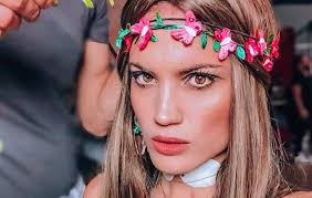 «εγώ προσωπικά έχω υπάρξει τρεις φορές θύμα σεξουαλικής παρενόχλησης στη ζωή μου. Mairh Synatsakh Dhmosieyse Fwtografia Ths Xwris Ixnos Makigiaz Gia Na Eyxh8ei Ston Niko Moytsina Ry8mos 101 9