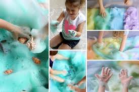 Jouer Avec Toutes Sortes De Mousses Jeux Bain Activites De Couleur Idee De Jeux